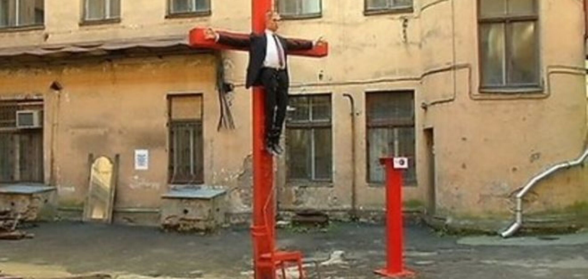 В Риге распяли Путина: фотофакт