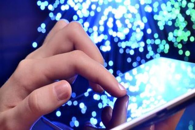 Прикосновение будущего: биохакер с помощью чипа в руке способен взломать любой телефон