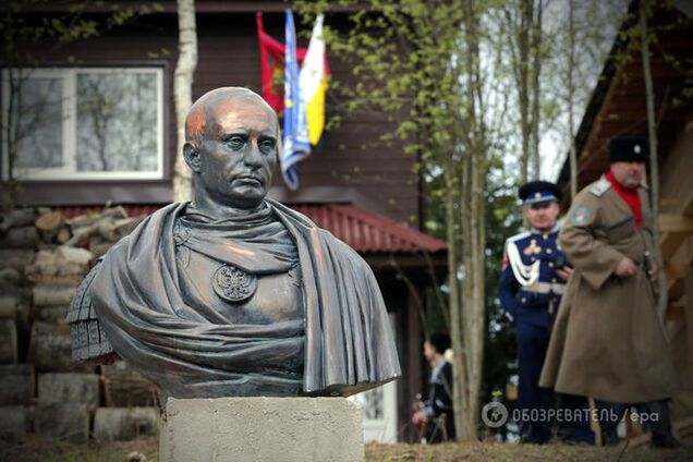 В Петербурге поставили памятник Путину в образе римского императора