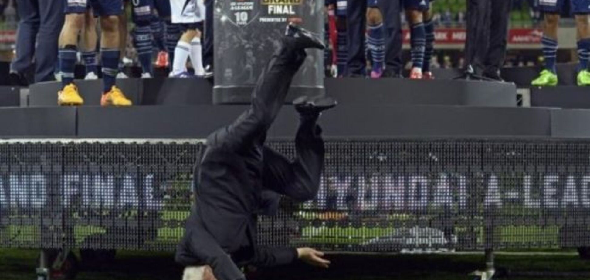 Сеть разрывает видео нелепого падения футбольного чиновника