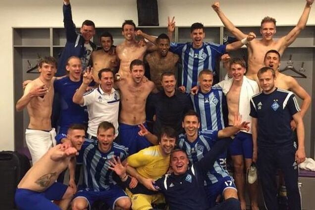 Чемпионы! Ленс показал, что творилось в раздевалке 'Динамо' после победы