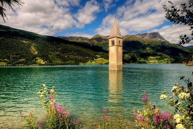 Уникальное место в Италии: затопленная церковь на озере Резия