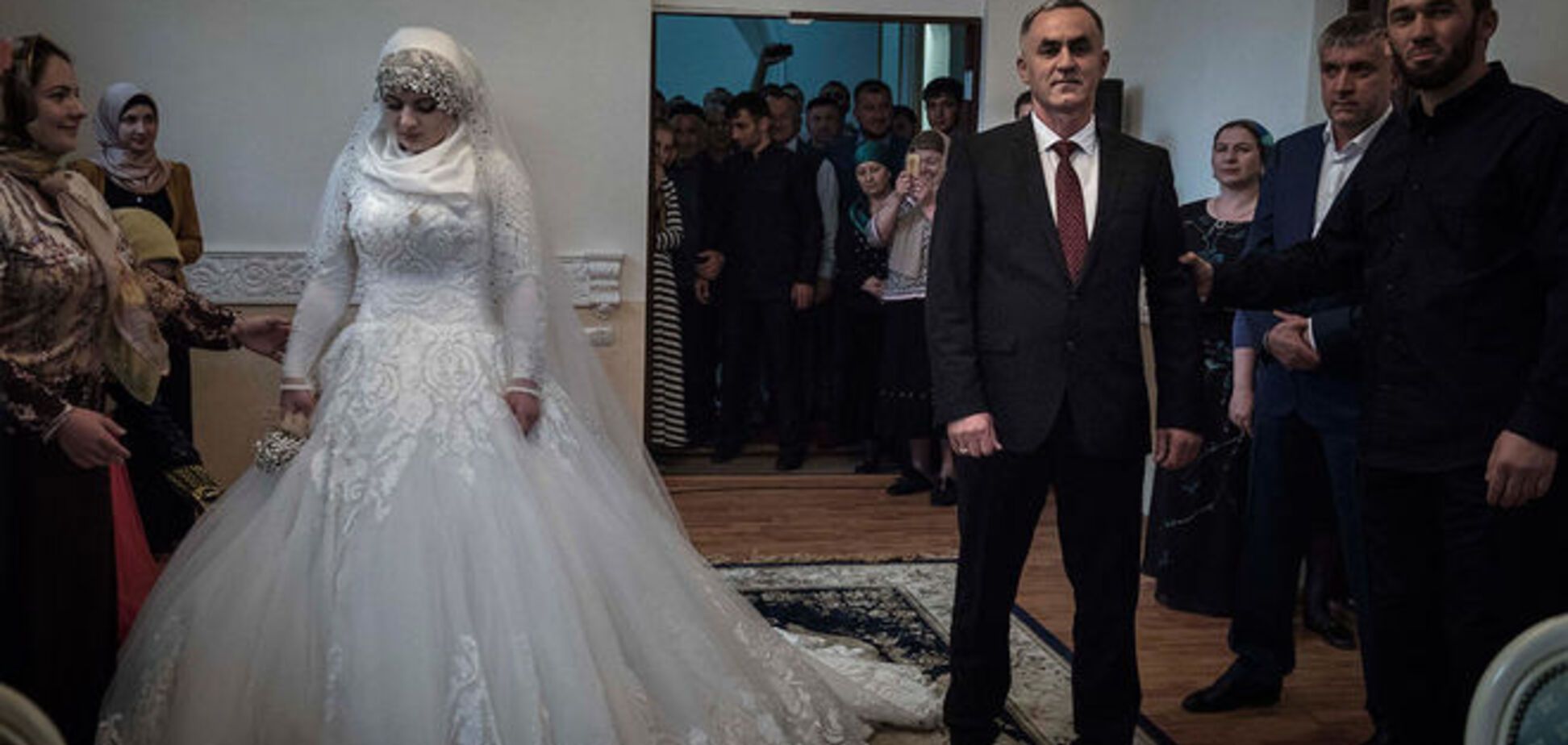 Свадьба века: кадыровского силовика и 17-летнюю девушку поженила журналистка. Фотофакт