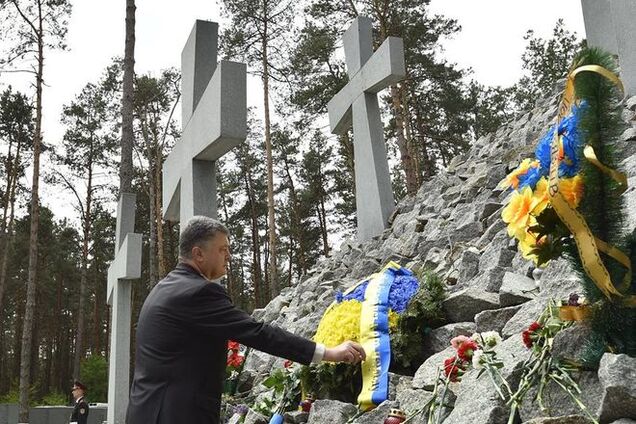 Порошенко: настало время окончательно очистить Украину от символов коммунизма