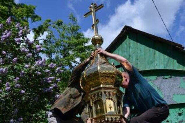 И в бою, и в миру. На Луганщине бойцы 'Айдара' установили купол и крест на храм: фоторепортаж