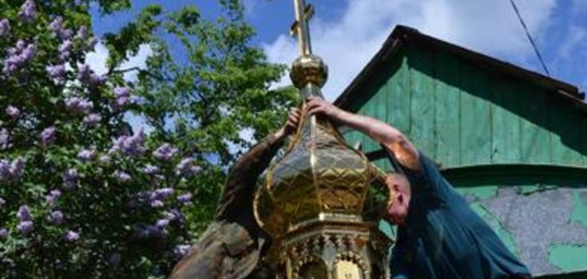 И в бою, и в миру. На Луганщине бойцы 'Айдара' установили купол и крест на храм: фоторепортаж