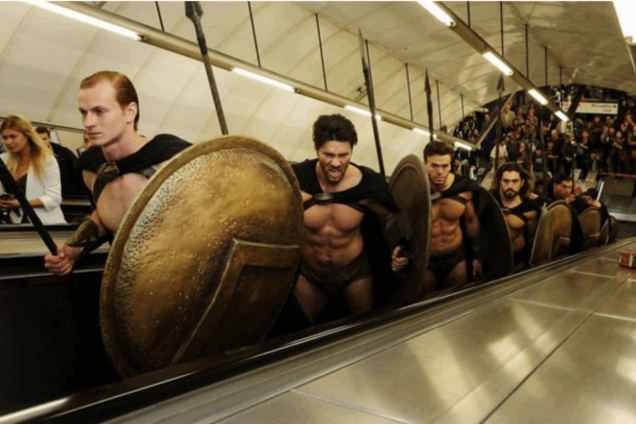 Лондонское метро 'атаковали' '300 спартанцев': фото крутого флешмоба