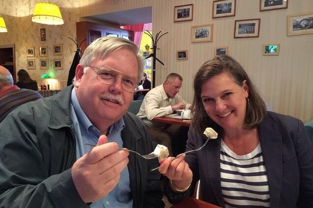 Миротворица Нуланд гуляет по Москве и ест пельмени: фотофакт