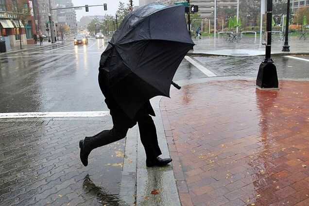 Внимание! Киевлян попросили закрыть окна и не выходить на улицу