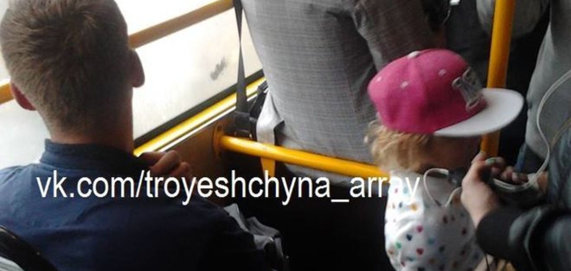'Невозмутимый пассажир' из киевской маршрутки попал в соцсеть