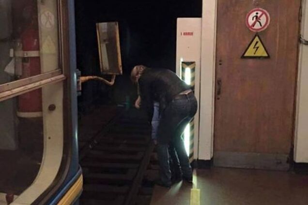 Неожиданно: в киевском метро мальчик сходил в туалет на рельсы