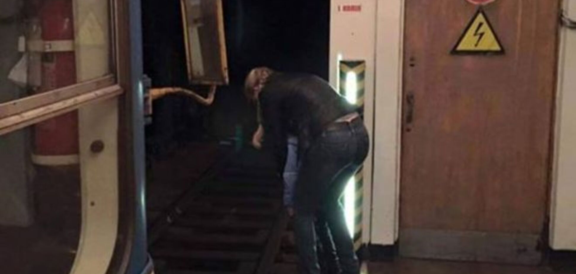 Неожиданно: в киевском метро мальчик сходил в туалет на рельсы