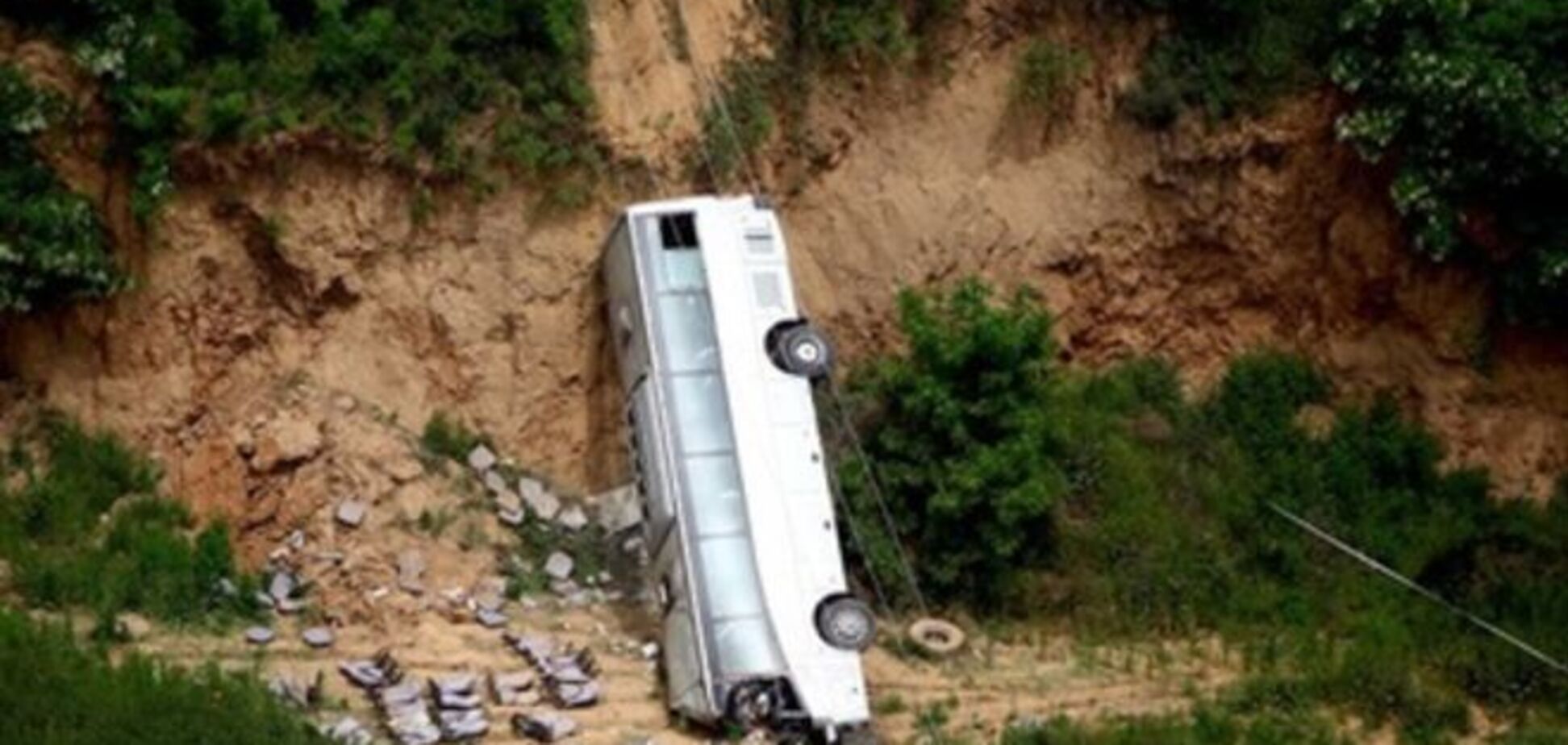 В Китае автобус с туристами упал в ущелье: 35 человек погибли