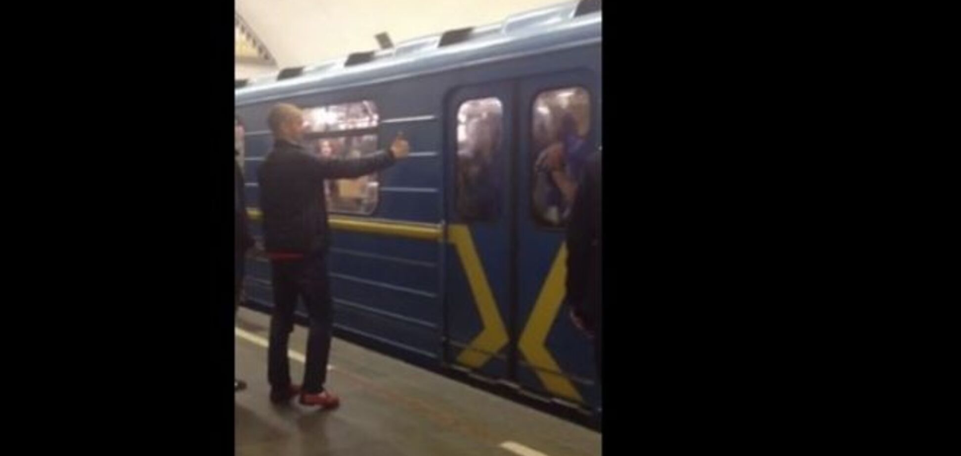 Фанаты 'Динамо' раскачали вагон в киевском метро: видеофакт