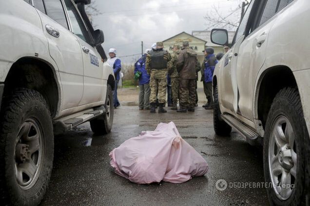 Терористи обшукали авто спостерігачів ОБСЄ. Відеофакт