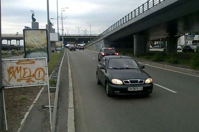В Киеве водители выбираются из пробки, выезжая на встречку: фотофакт