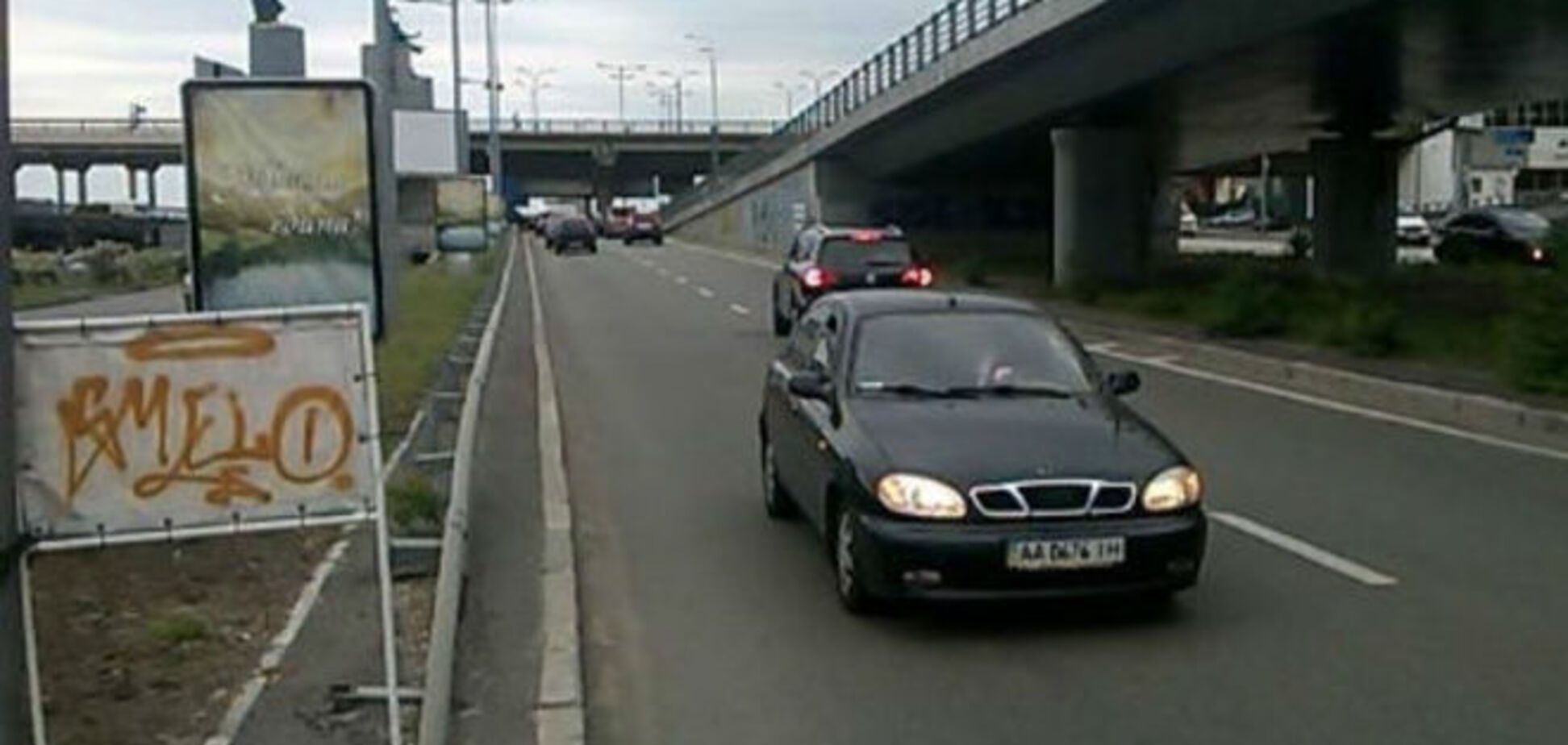 В Киеве водители выбираются из пробки, выезжая на встречку: фотофакт