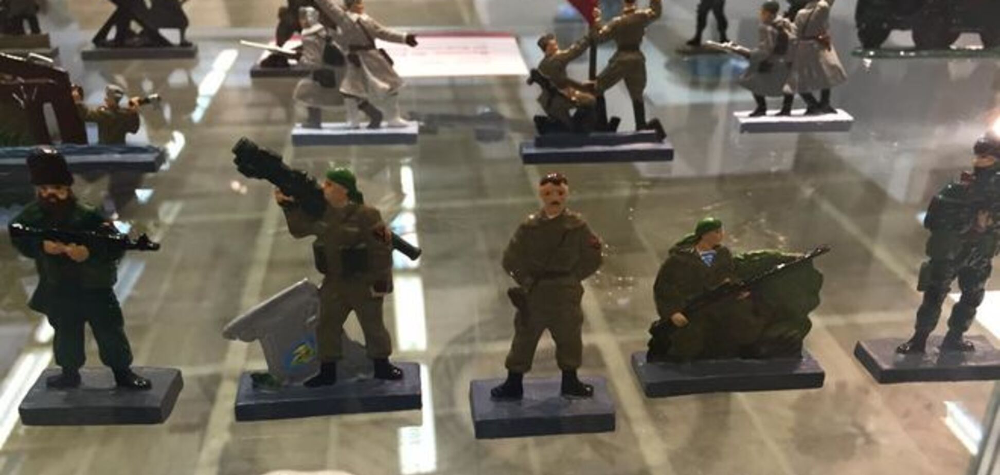 В Москве на выставке 'Победа' показали 'солдатов Новороссии' и обломки сбитых украинских самолетов