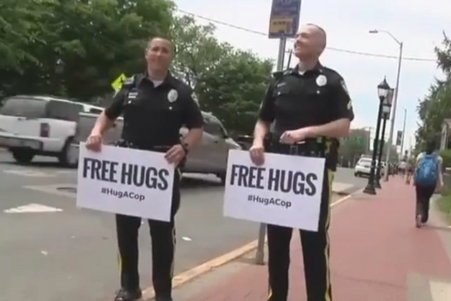 Полицейские в США раздавали прохожим нежные объятия: видеофакт