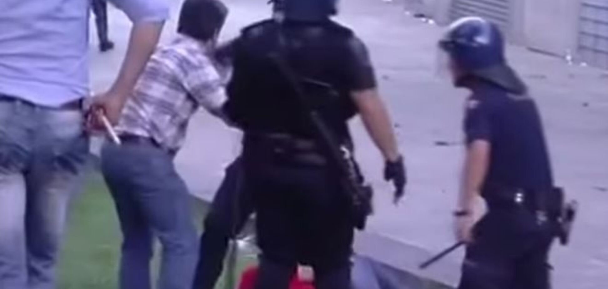 Полиция жестоко избила болельщика на глазах его детей: шокирующее видео
