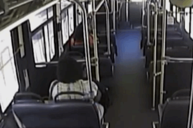 Пассажиры выпрыгнули из автобуса за несколько секунд до столкновения с поездом: видеофакт