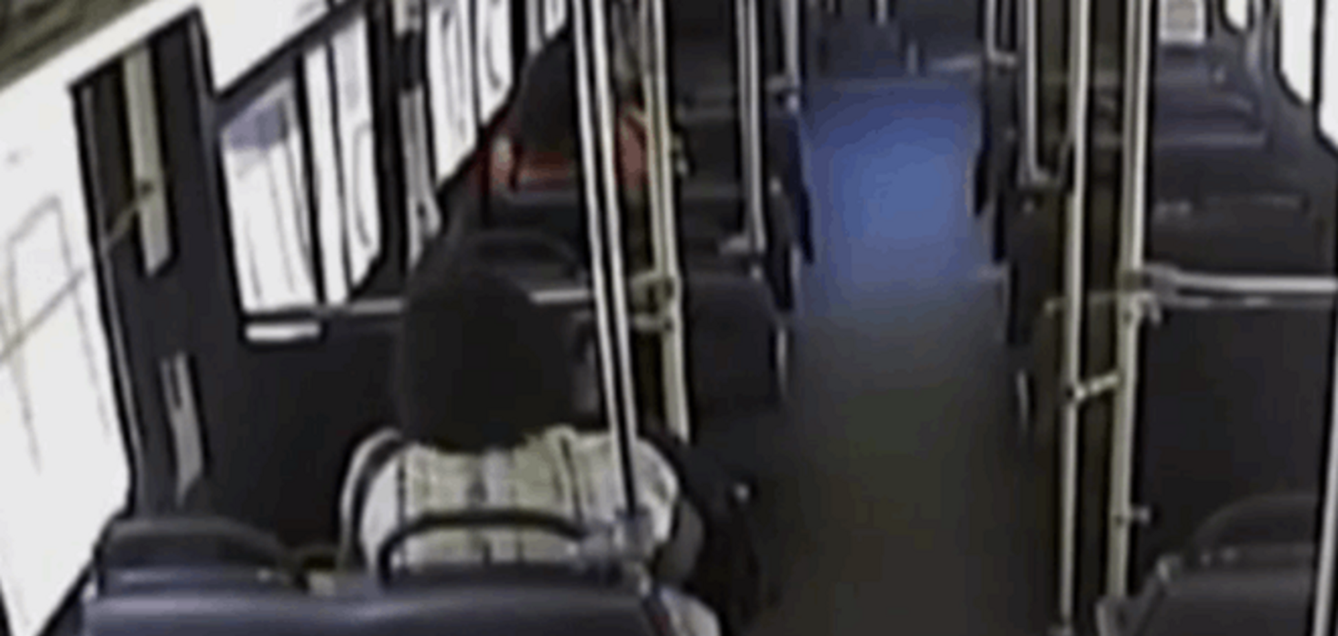 Пассажиры выпрыгнули из автобуса за несколько секунд до столкновения с поездом: видеофакт