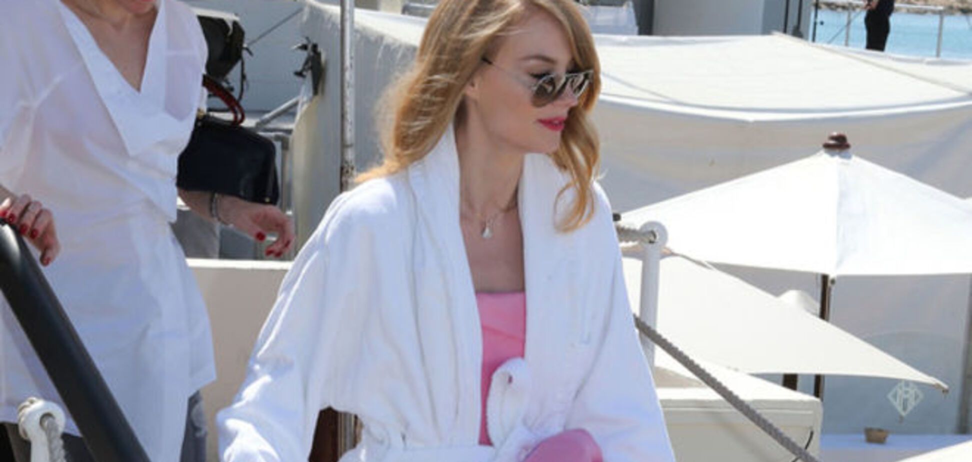 Светлана Ходченкова удивила прохожих, гуляя по Каннам в халате и тапочках