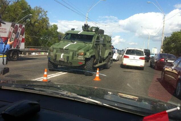 В центре Киева армейский броневик устроил масштабное ДТП