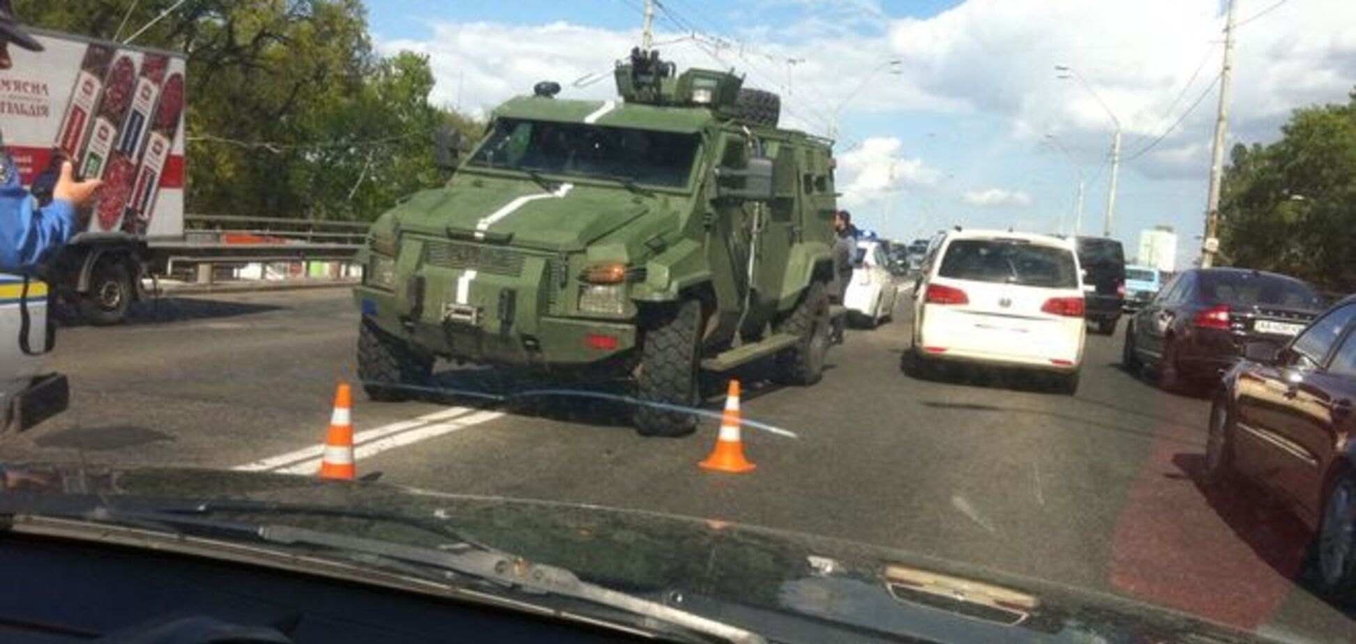 В центре Киева армейский броневик устроил масштабное ДТП