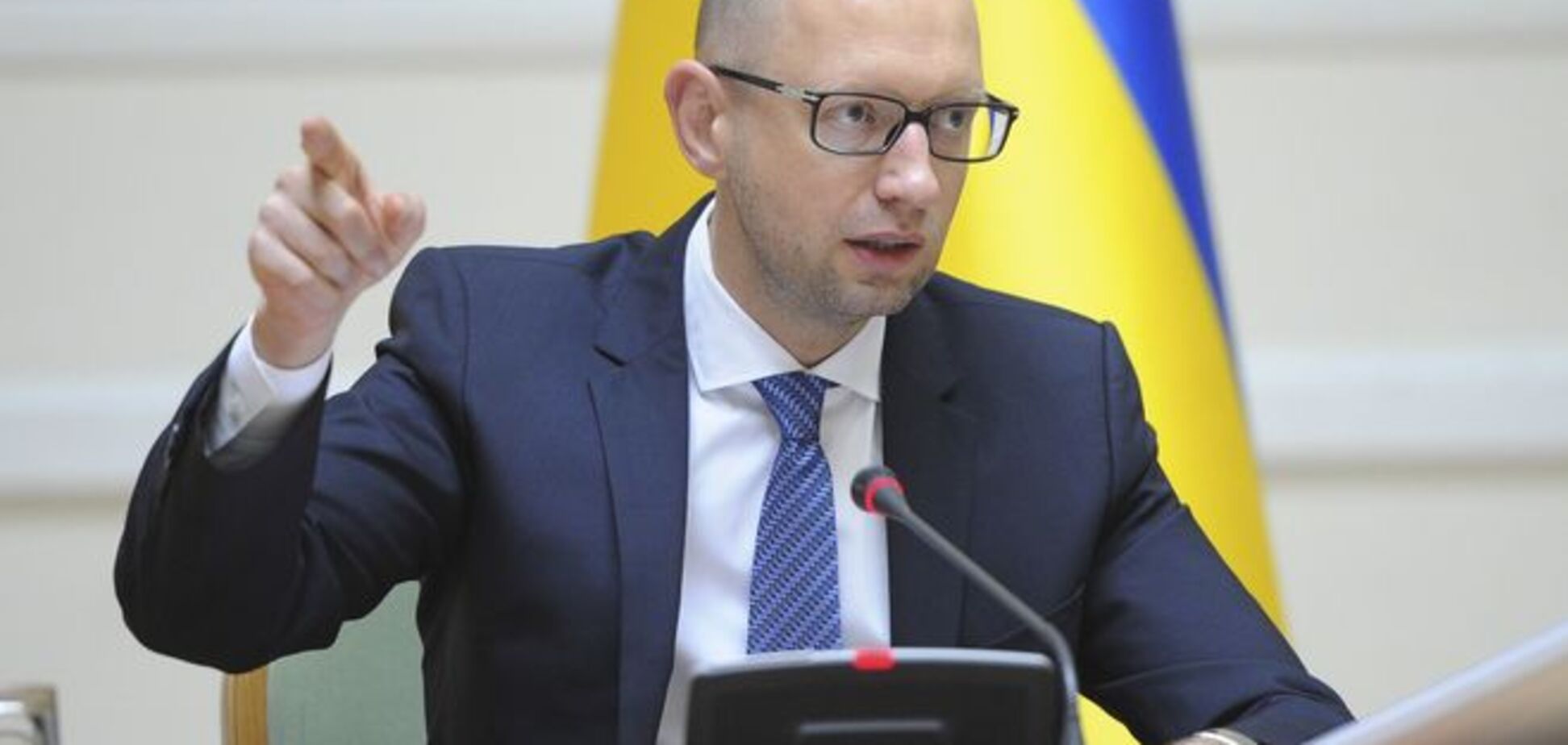 Кабмин выделил 700 млн грн на строительство 'человеческих' дорог - Яценюк
