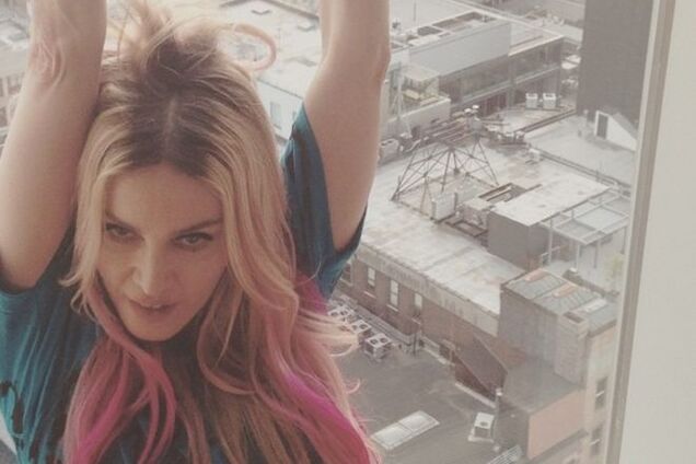 Мадонна удивила фанатов волосами розового цвета