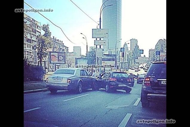 В Киеве Rolls-Royce попал в ДТП: фотофакт