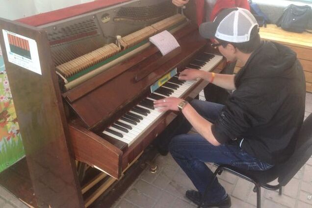 На Крещатике вандалы изувечили пианино: фотофакт