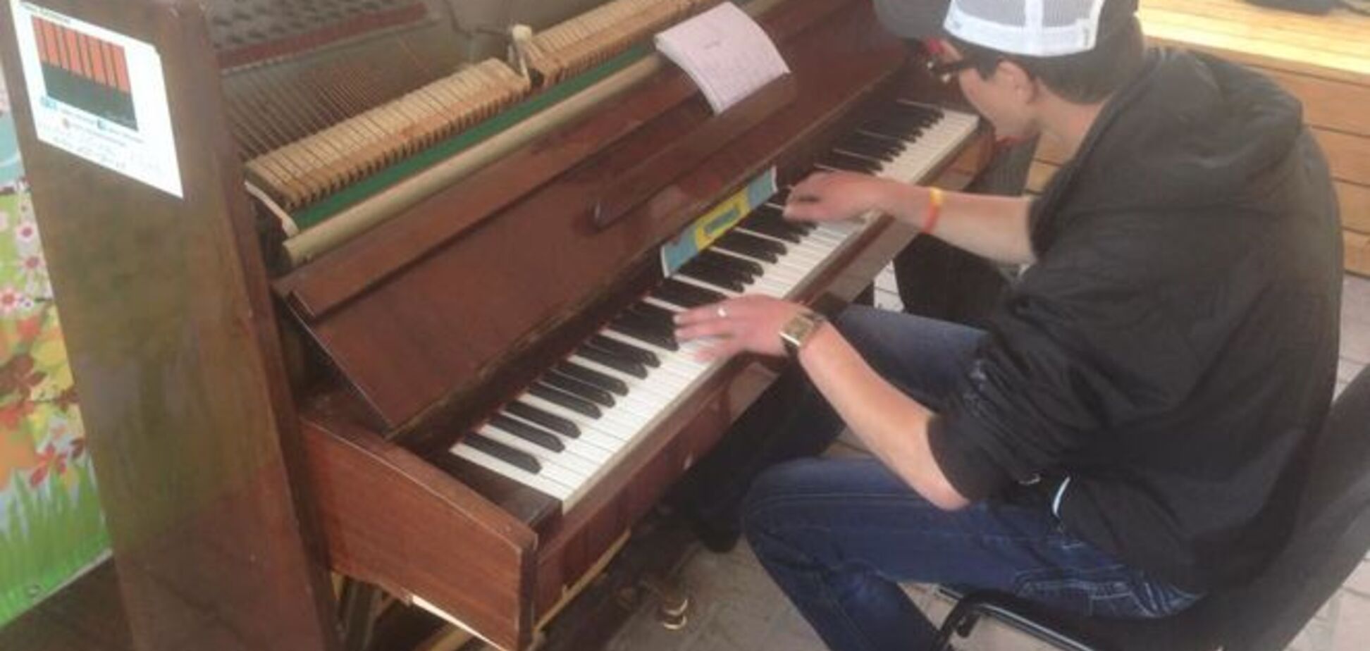 На Крещатике вандалы изувечили пианино: фотофакт