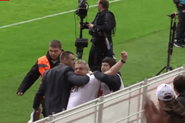 Российский болельщик пытался во время матча избить тренера 'Спартака'