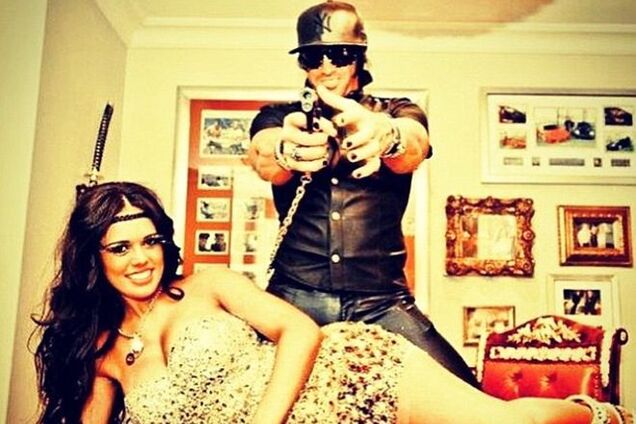 Австралийский 'Хью Хефнер' водит жену на поводке: родня супруги в шоке