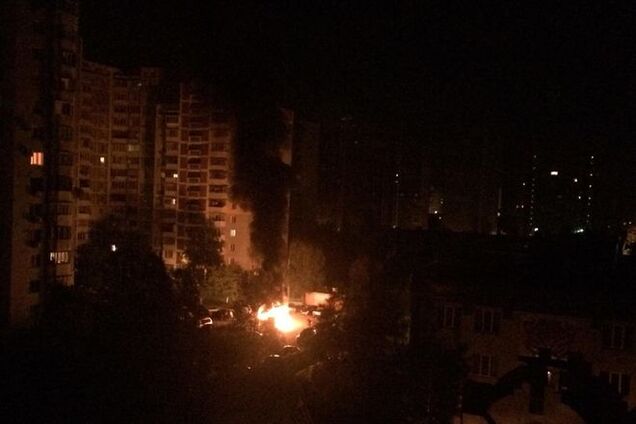 Возле многоэтажки в Киеве сгорели четыре автомобиля