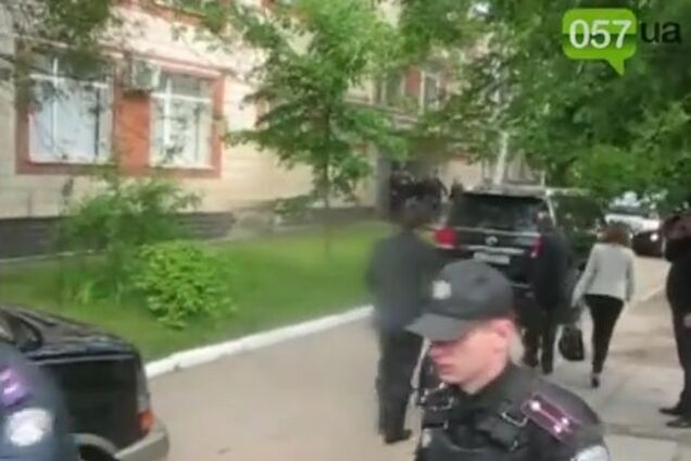 Адвокату Кернеса попали в голову: появилось видео 'яичной' атаки в Полтаве