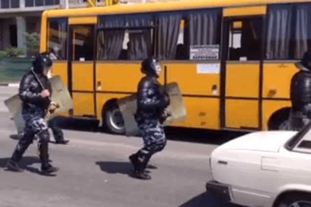 В Симферополе крымские татары троллили ОМОН гимном: видеофакт