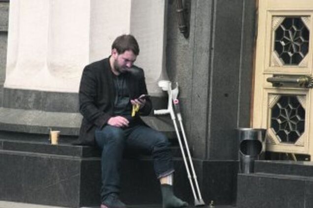 Заместитель Ляшко ходит в Раду с опасной тростью, на которой голова дракона