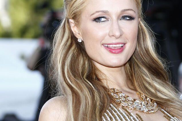 Пэрис Хилтон появилась в Каннах, усыпанная камнями: от украшений до каблуков