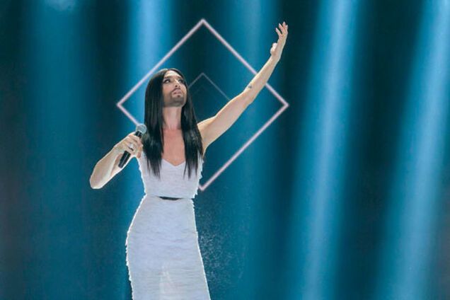 Кончита Вурст 'засветила' гениталии и поцеловала Полину Гагарину