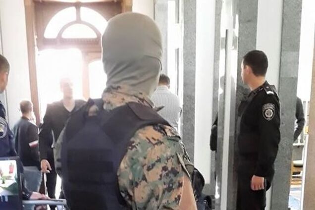 Мэрию Тернополя заблокировали люди в масках. В здании пожар: фотофакт