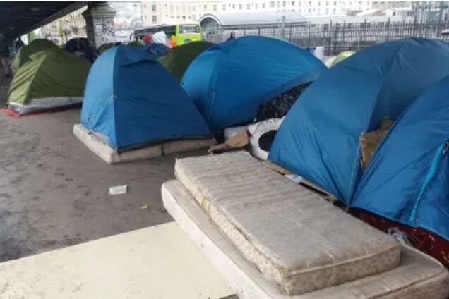 В центре Парижа 500 беженцев из Африки разбили палаточные городки