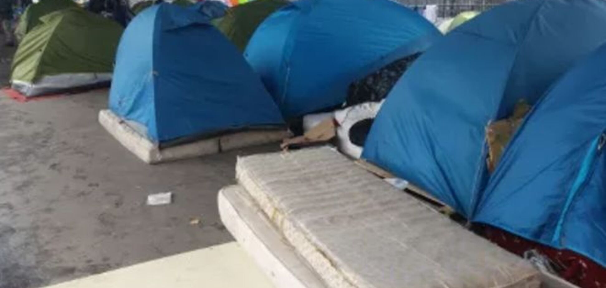 В центре Парижа 500 беженцев из Африки разбили палаточные городки