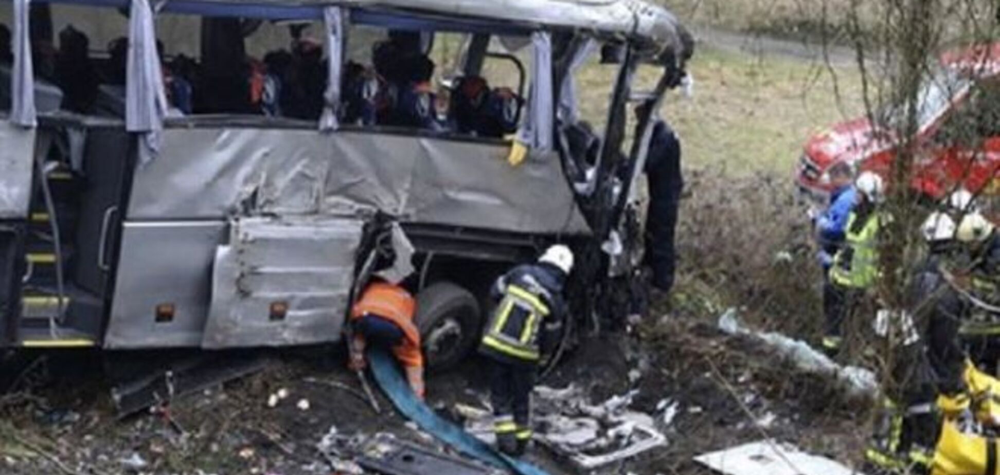 На Кировоградщине автобус упал с моста: двое погибших, 8 раненых