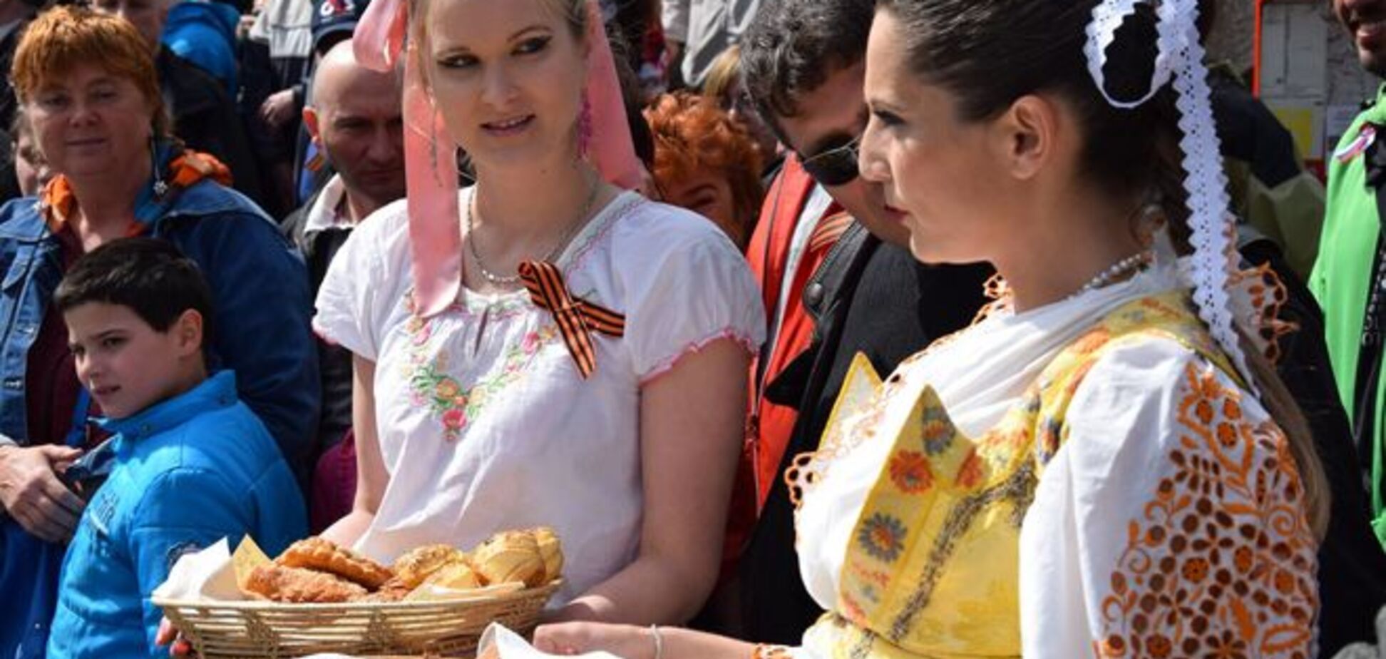 Жизнь не учит. Словакия приютила путинских байкеров: фото 'сладкой встречи'