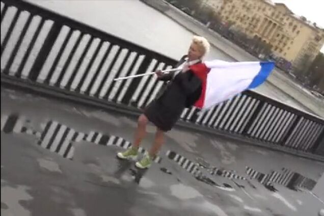 Крымская художница 'выстирала' флаг полуострова в Москва-реке