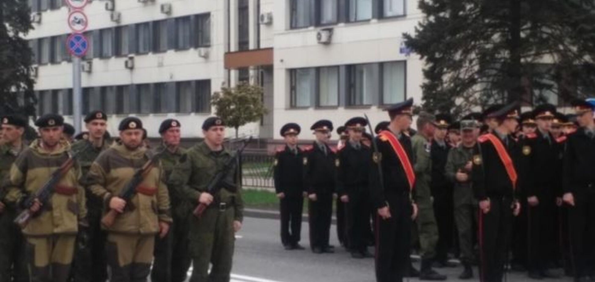 Принарядились: террористы 'ДНР' под музыку репетируют парад к 9 мая