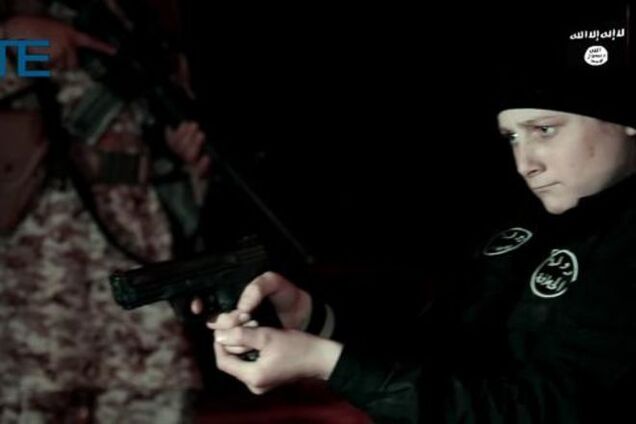 Мальчик-террорист 'Исламского государства' казнил мужчину: ужасающие кадры